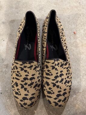 🦄🦄 SEVEN7 Leopard-Print Slip-On Flats in Tan and Black